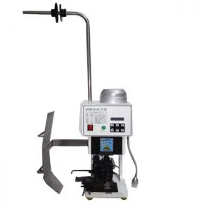 Crimping the AC terminal to the cable for making the cable tail plug. AC端子をケーブルに圧着して、ケーブルテールプラグにします。