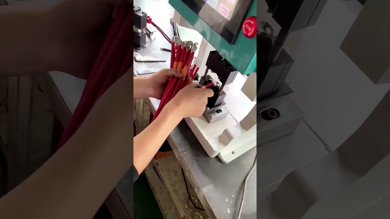 90度曲げ端子用カスタム金型 | 圧着・ワイヤーストリッピング機械工場