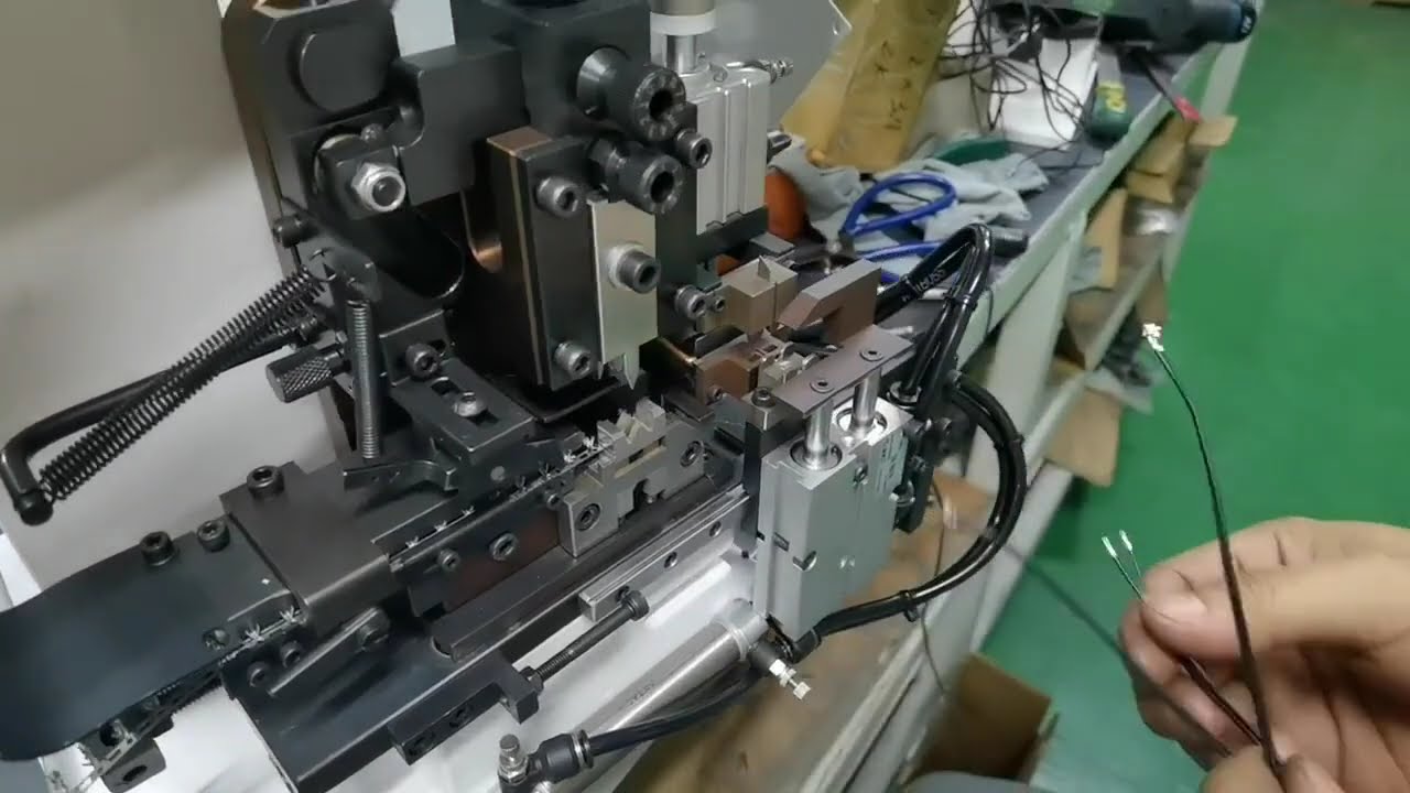 ワイヤー分割・圧着機｜平行線を一度に圧着・効率的な電線加工
