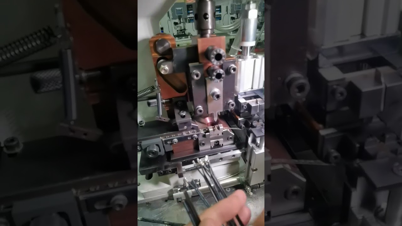 【実写】ワイヤーハーネス用連続ストリップ端子圧着機｜サンプル送付対応可