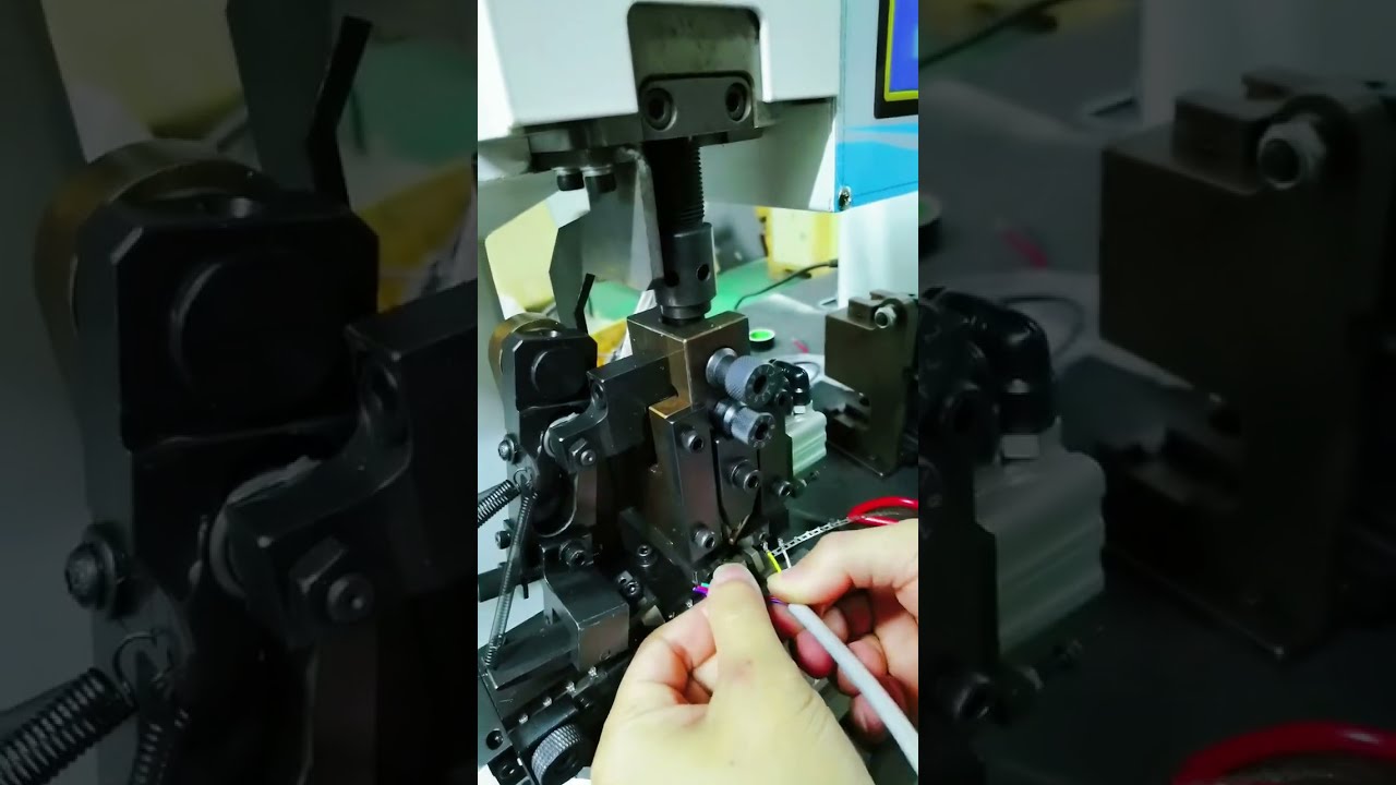 連続ストリップ端子機｜水平剥線・芯線圧着を完全自動化